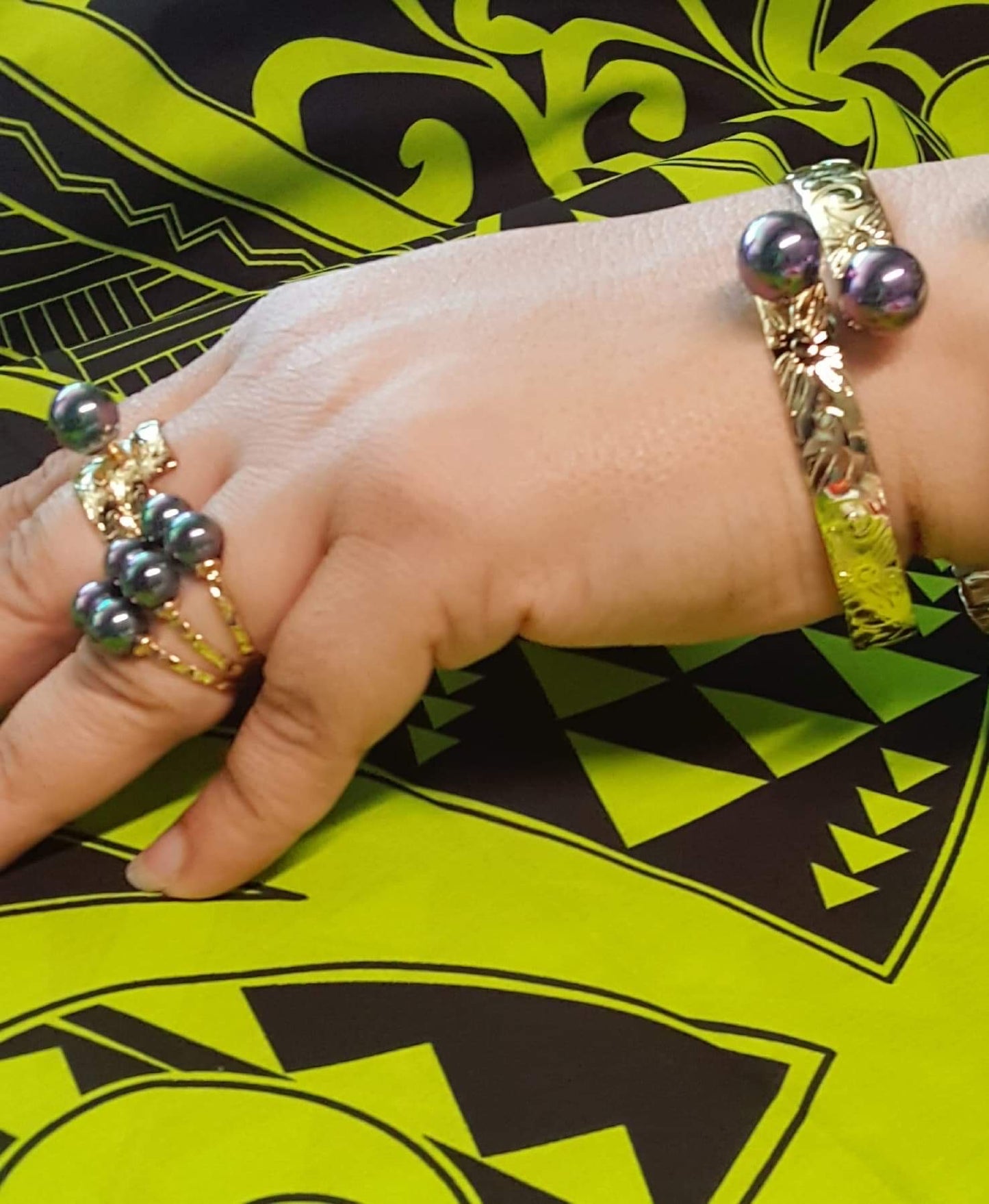 6 Pearl Ring